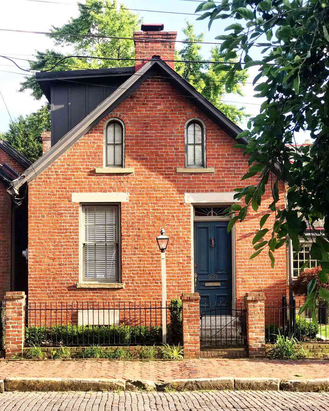 Casa de tijolos com uma porta da frente preta