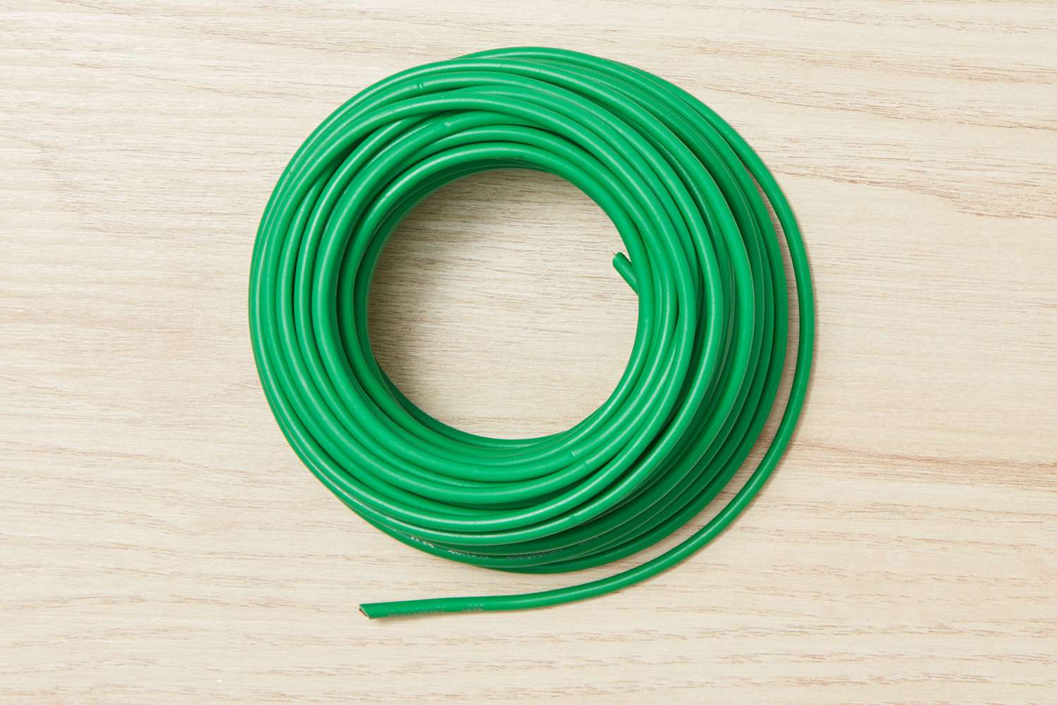 Grünes Elektrokabel