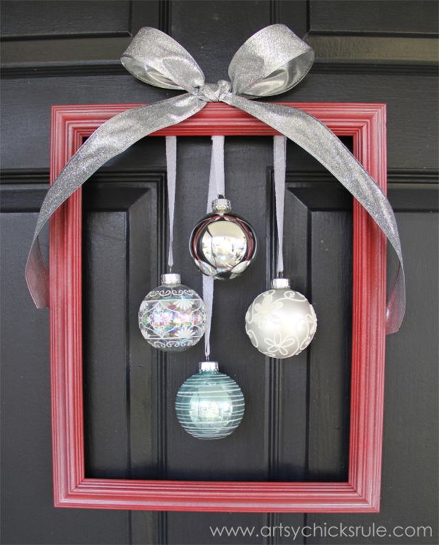 Ein Rahmen mit Ornamenten an einer Haustür