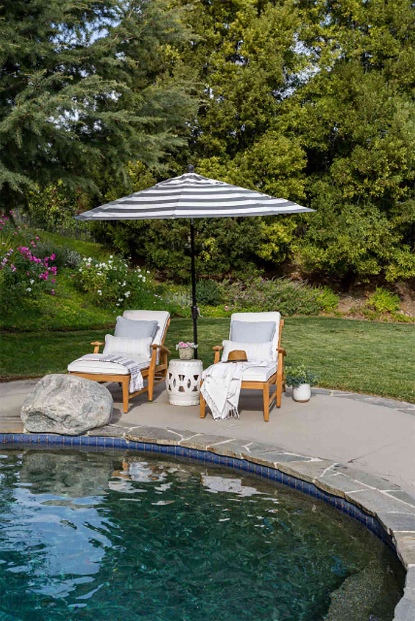 Una piscina redonda en el patio trasero con zona de estar