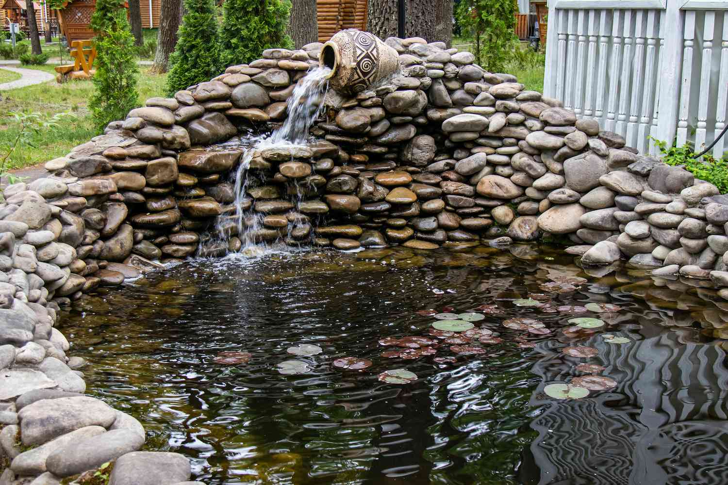 Brunnen- und Teichwasserspiel aus runden und flachen Flusssteinen