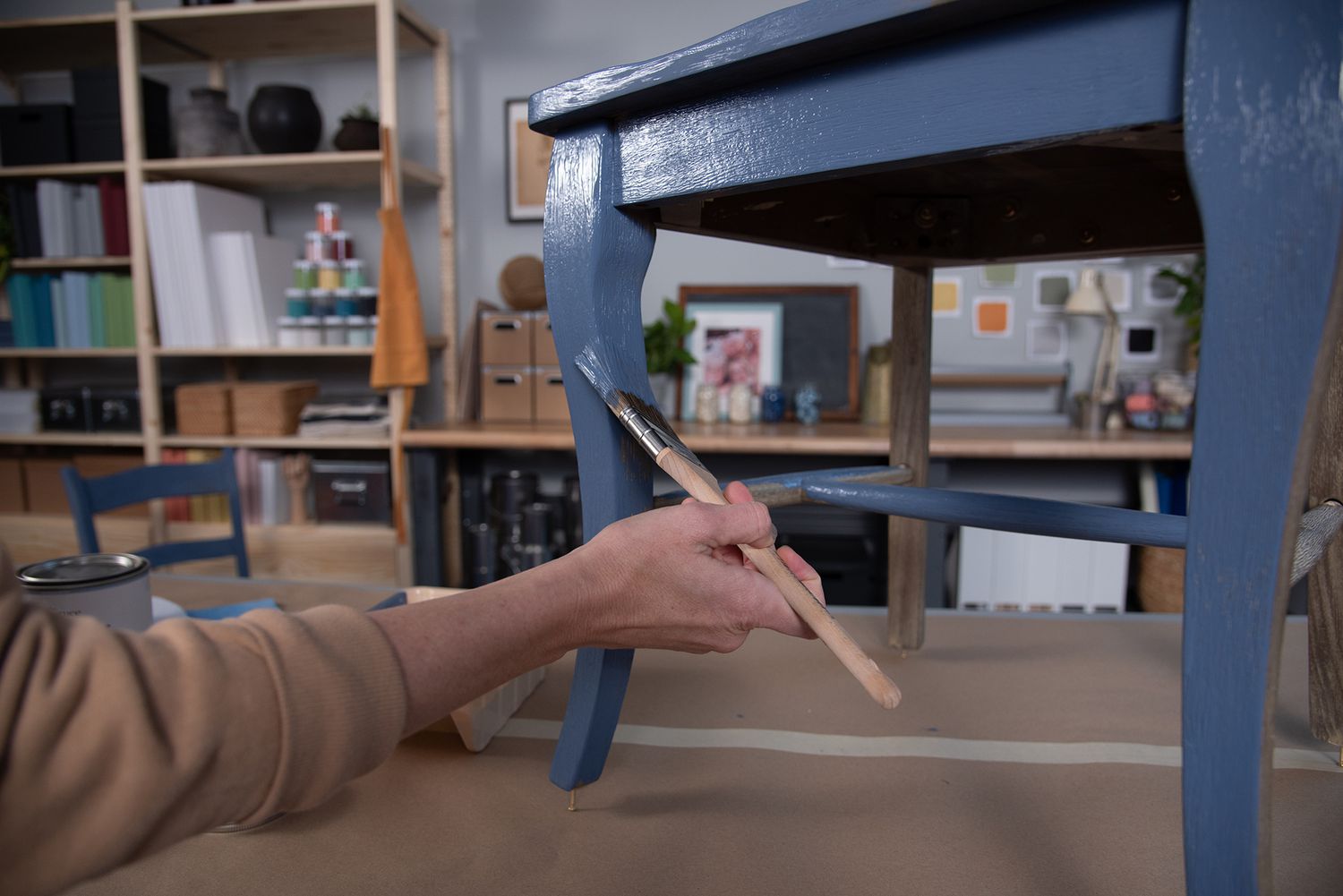 Mujer pintando una silla con pintura a la tiza