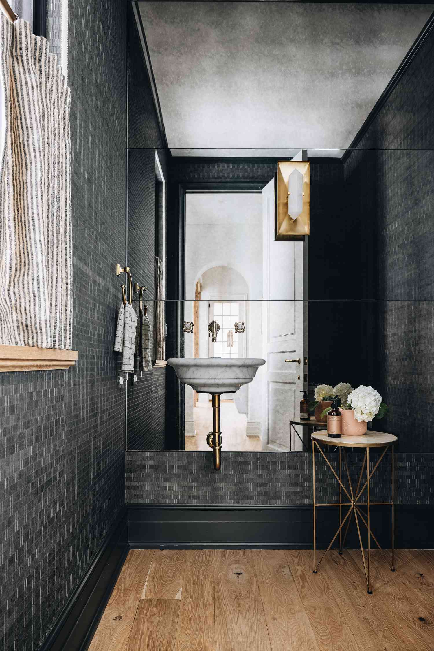 Kate Marker Interiors schwarzes Badezimmer mit Spiegelwand
