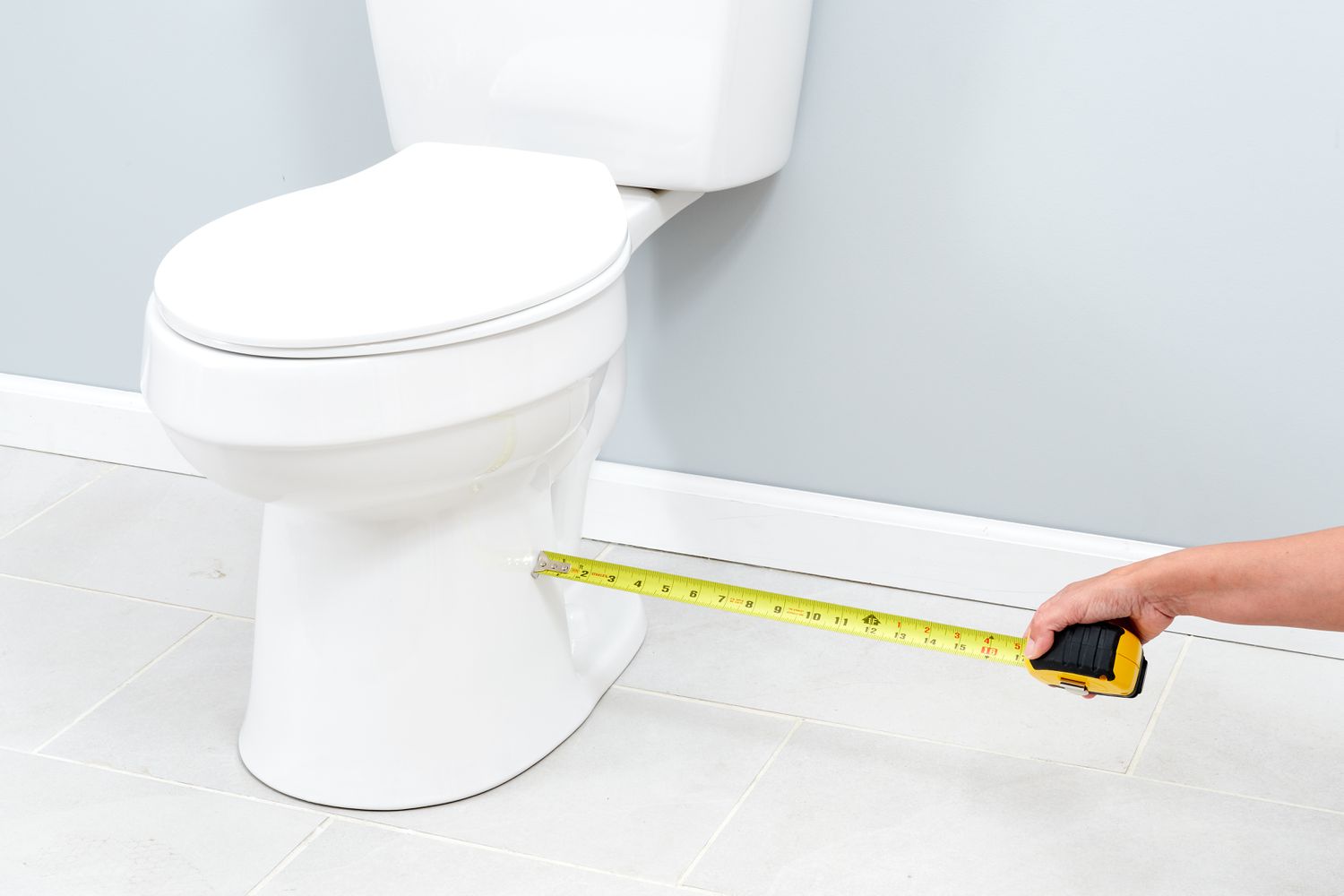 Gelbes Maßband zur Bestimmung des Abstands von der Toilette für die Bidetinstallation