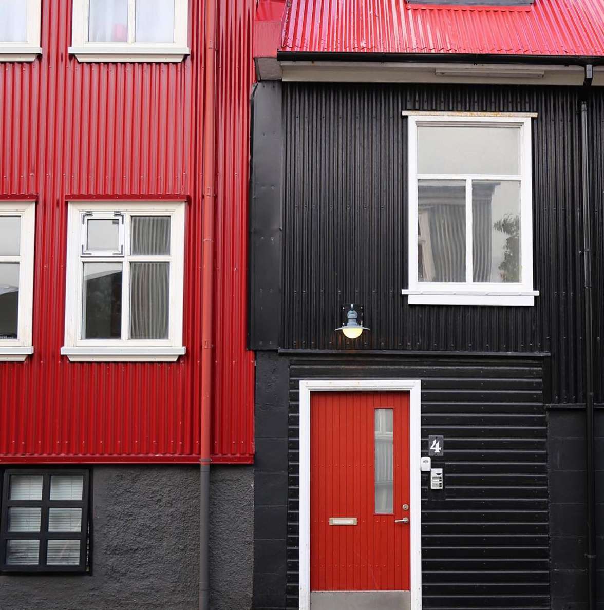 Schwarze und rote Verkleidung an einem Haus