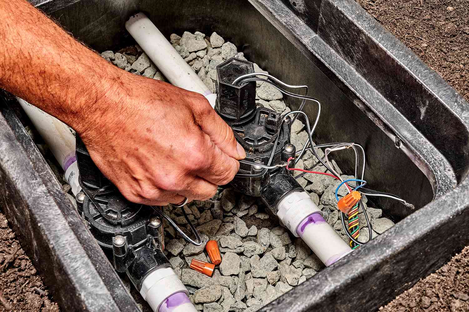 Niederspannungskabel vom Sprinklerventil im freiliegenden Ventilkasten abgeklemmt 