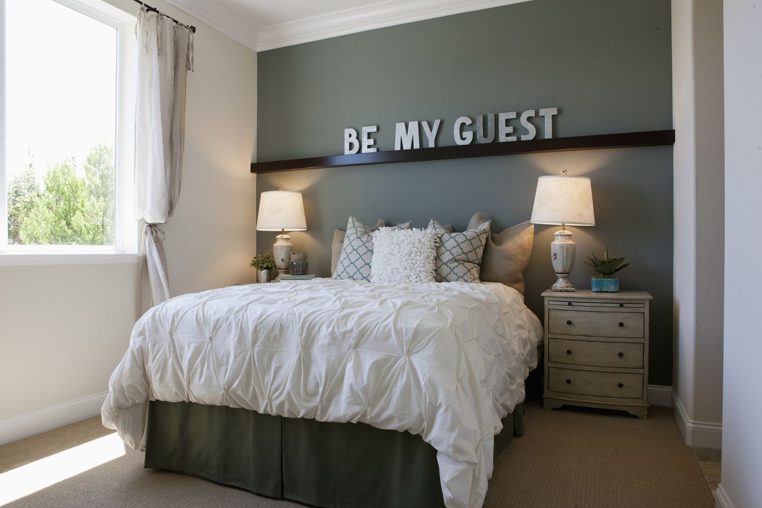 Intérieur d'une chambre à coucher contemporaine mise en scène pour invité