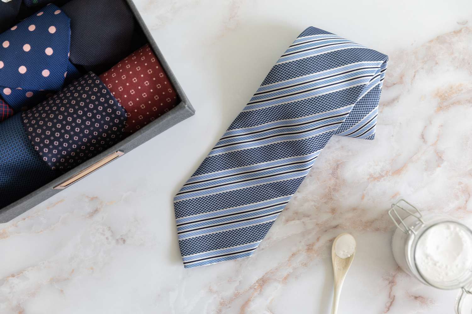 Como limpar manchas em gravatas