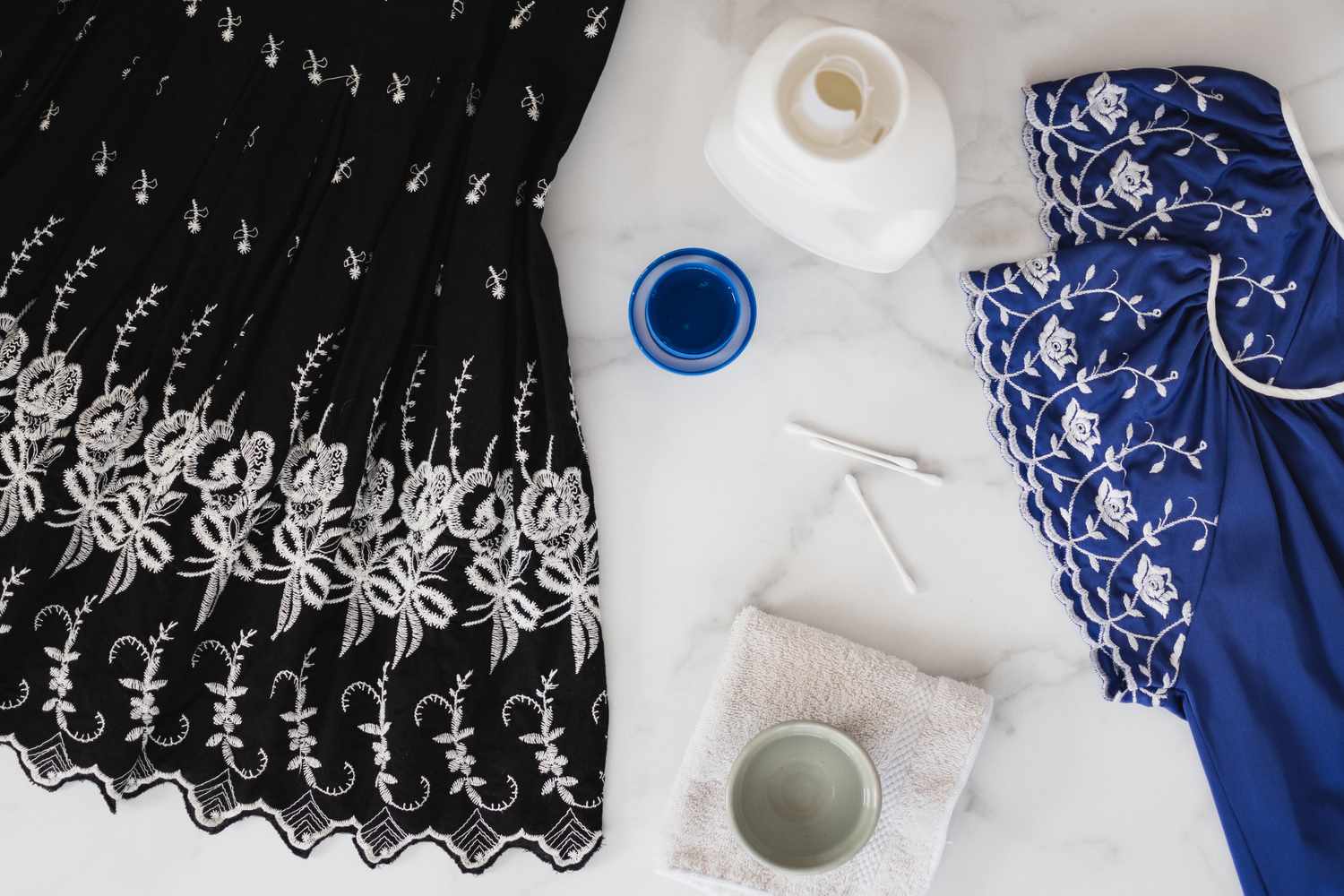 Waschen und Bügeln von Stickereien auf Kleidungsstücken und Accessoires