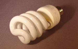 Una bombilla CFL blanca suave regulable EcoSmart de 23 vatios