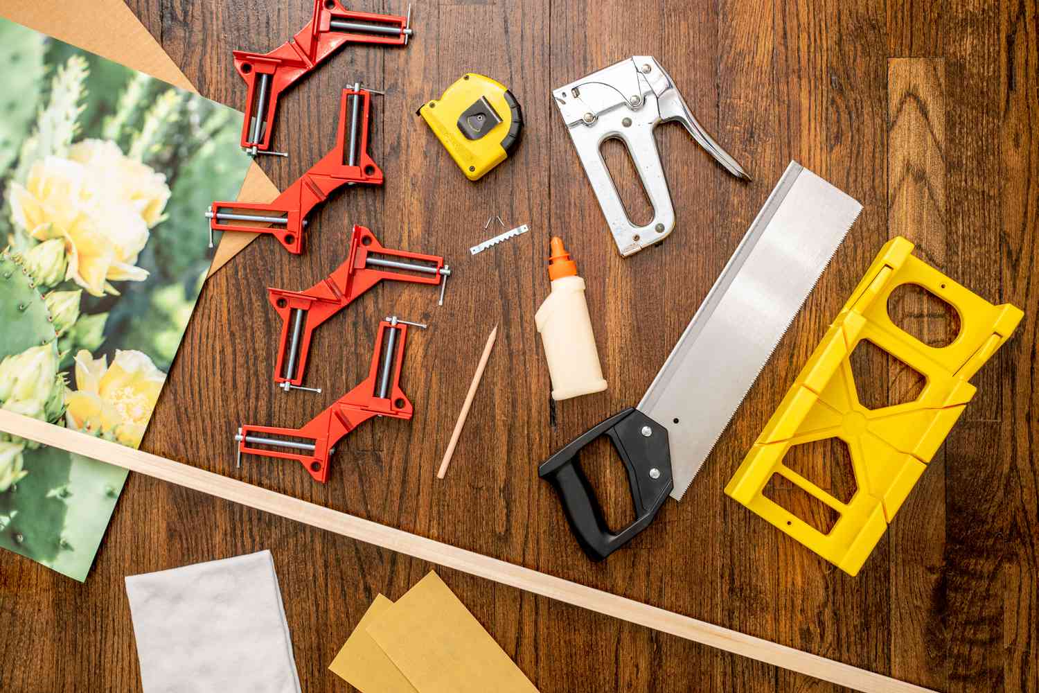 Materiales y herramientas para hacer un marco grande DIY