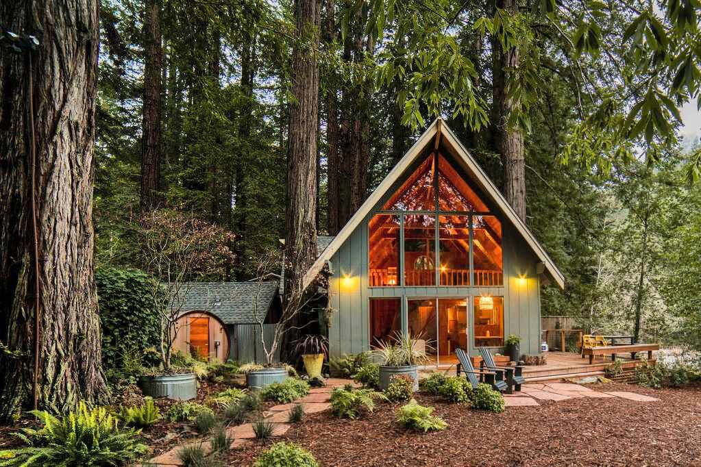 Charmante Hütte aus der Mitte des Jahrhunderts im Wald
