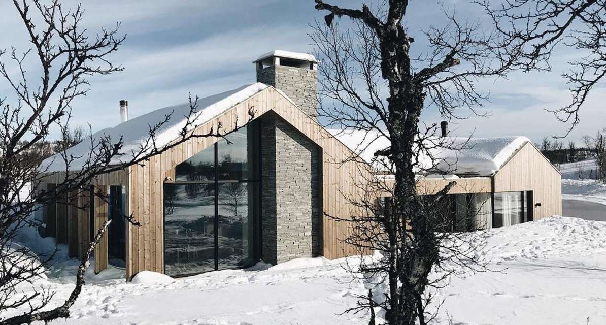 Haus mit Holz- und Glasverkleidung