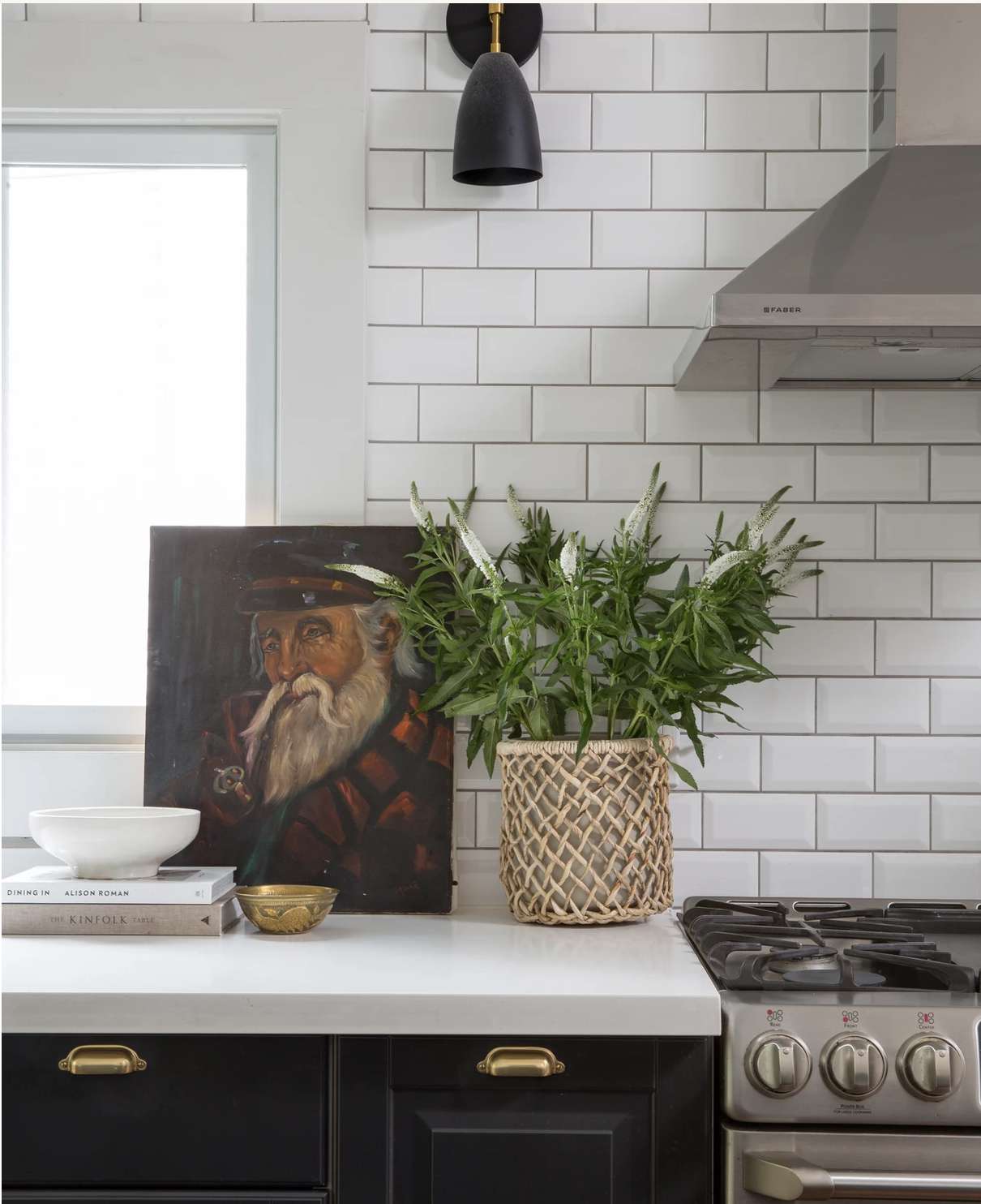 backsplash de azulejos brancos em uma cozinha moderna
