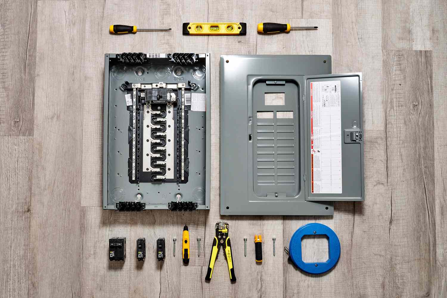 Materialien und Werkzeuge für die Verkabelung einer elektrischen Schalttafel