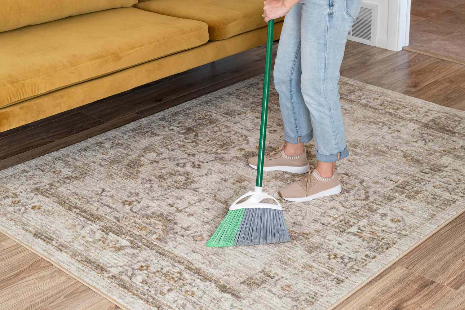 Comment nettoyer un tapis sans aspirateur : balais, balayettes et plus encore