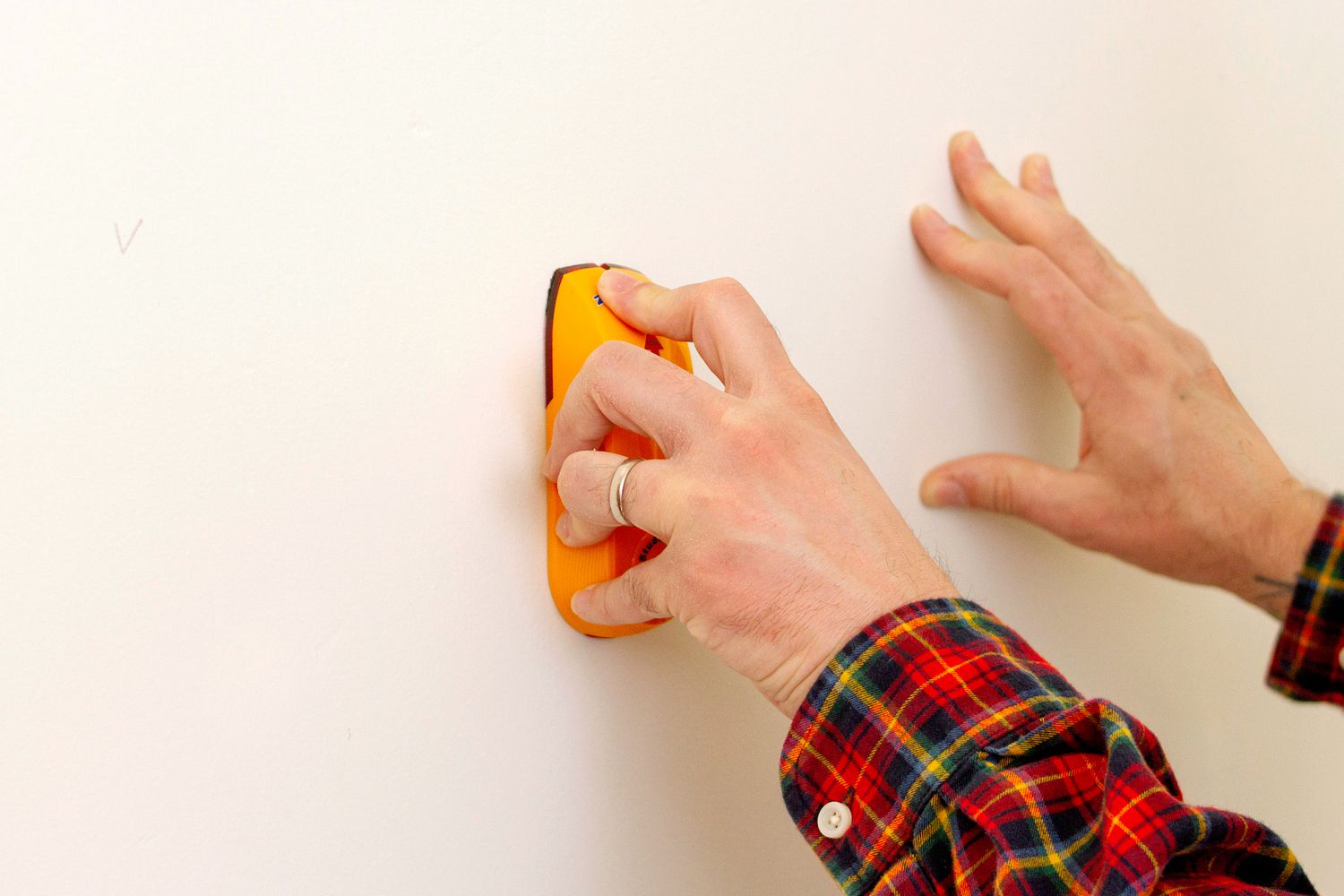 Stud finder moved horizontally toward stud location