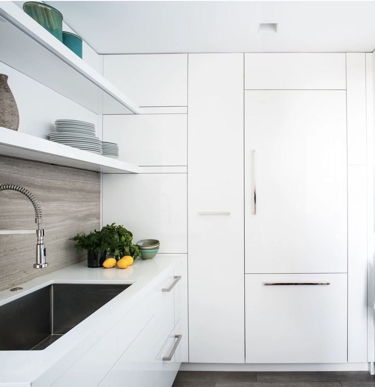 weiße Küche mit eingebautem Kühlschrank 