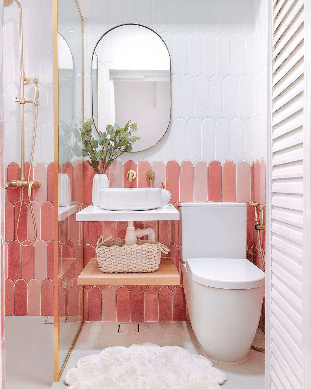 Rosa Fliesen in einem modernen weißen Badezimmer