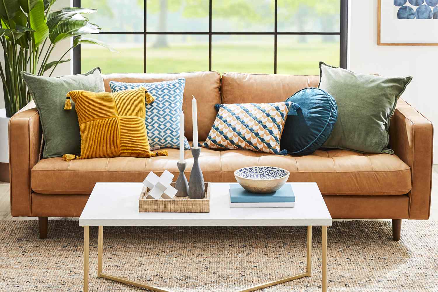 esquema de tres colores historia paleta tiro almohada en sofá de cuero