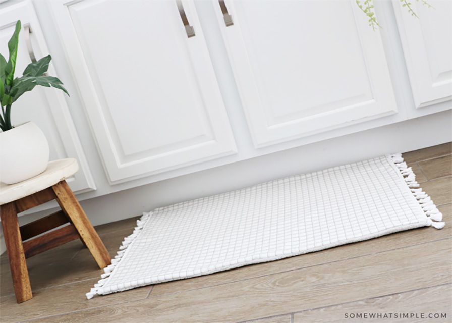 Un tapis de bain blanc dans une salle de bain