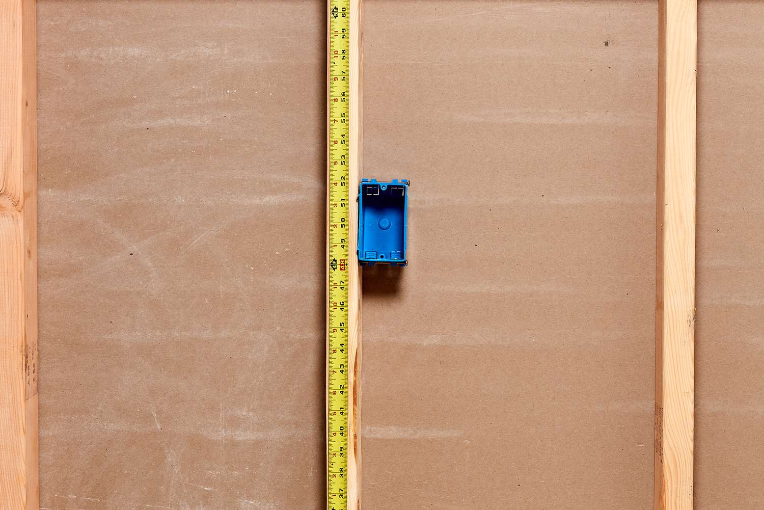 Maßband auf Holzbalken für Standardhöhe von Wandsteckdose oder Schalterdose
