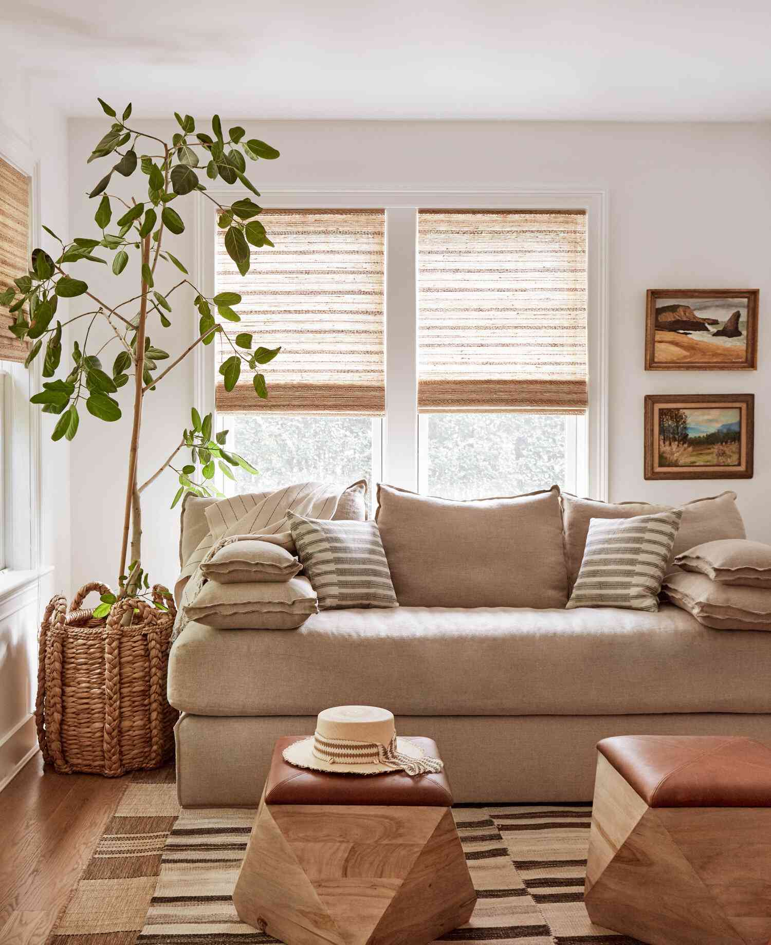 Ein Wohnzimmer mit mandelfarbenen und braunen Möbeln