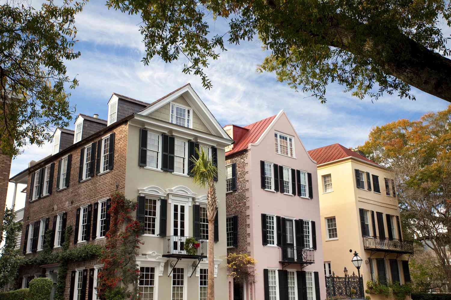 Casas adosadas de Charleston con paredes pintadas y de ladrillo