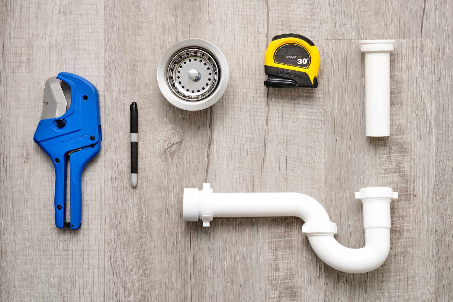 Materiales y herramientas para instalar un desagüe en el fregadero de la cocina