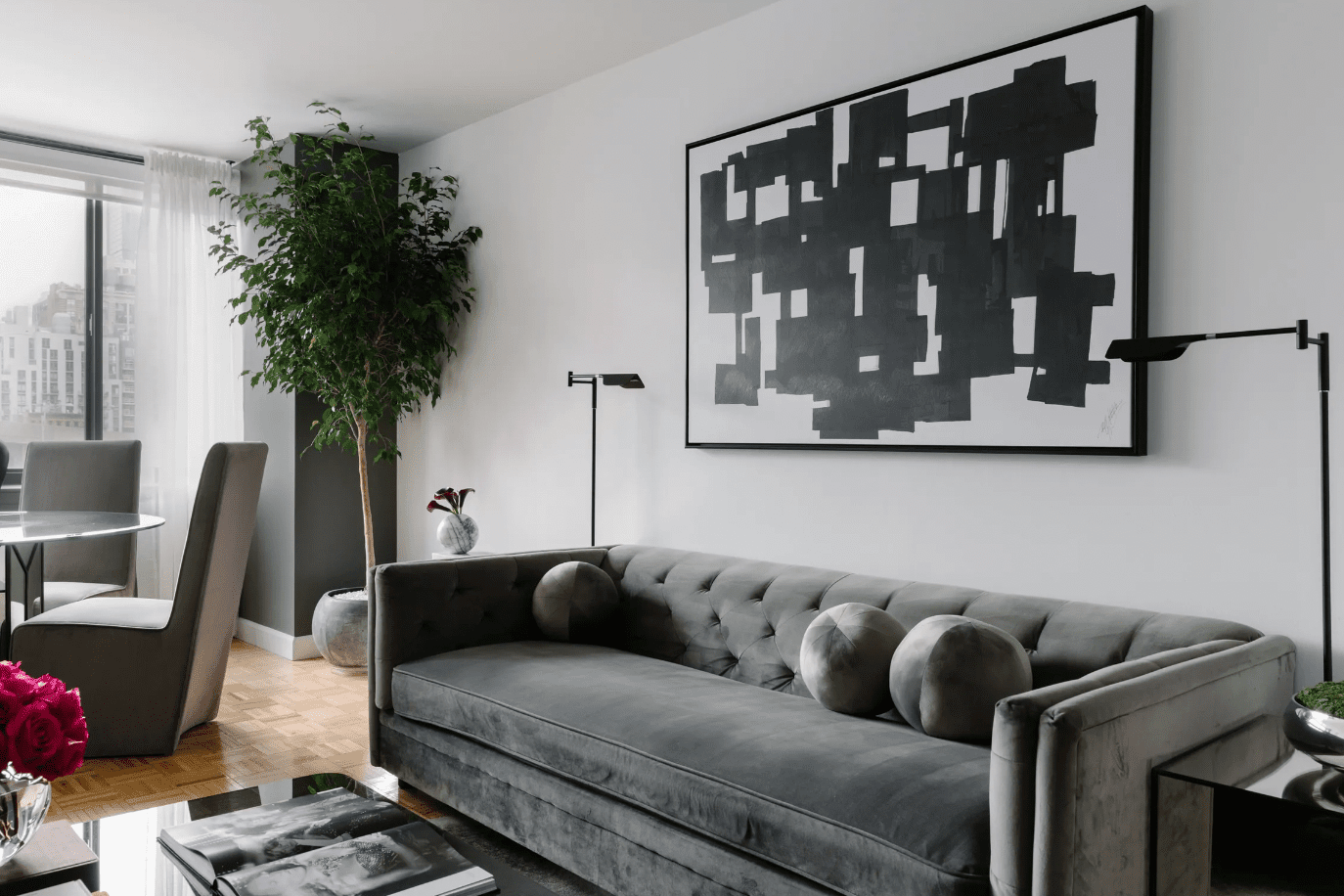 graue Couch in modernem Raum