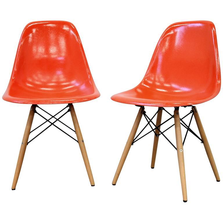 Par de cadeiras Eames Herman Miller com cavilha de fibra de vidro laranja