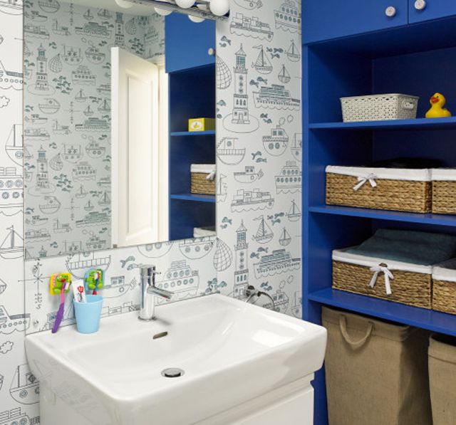 Nautical themed kids' bathroom