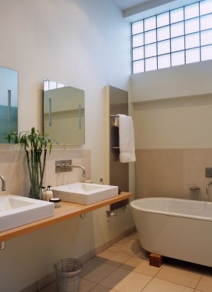 Badezimmer mit Kathedralendecke und freitragendem Waschbecken