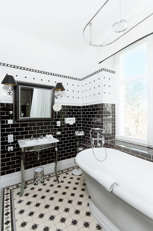 Lustiges und traditionelles schwarz-weißes Badezimmer