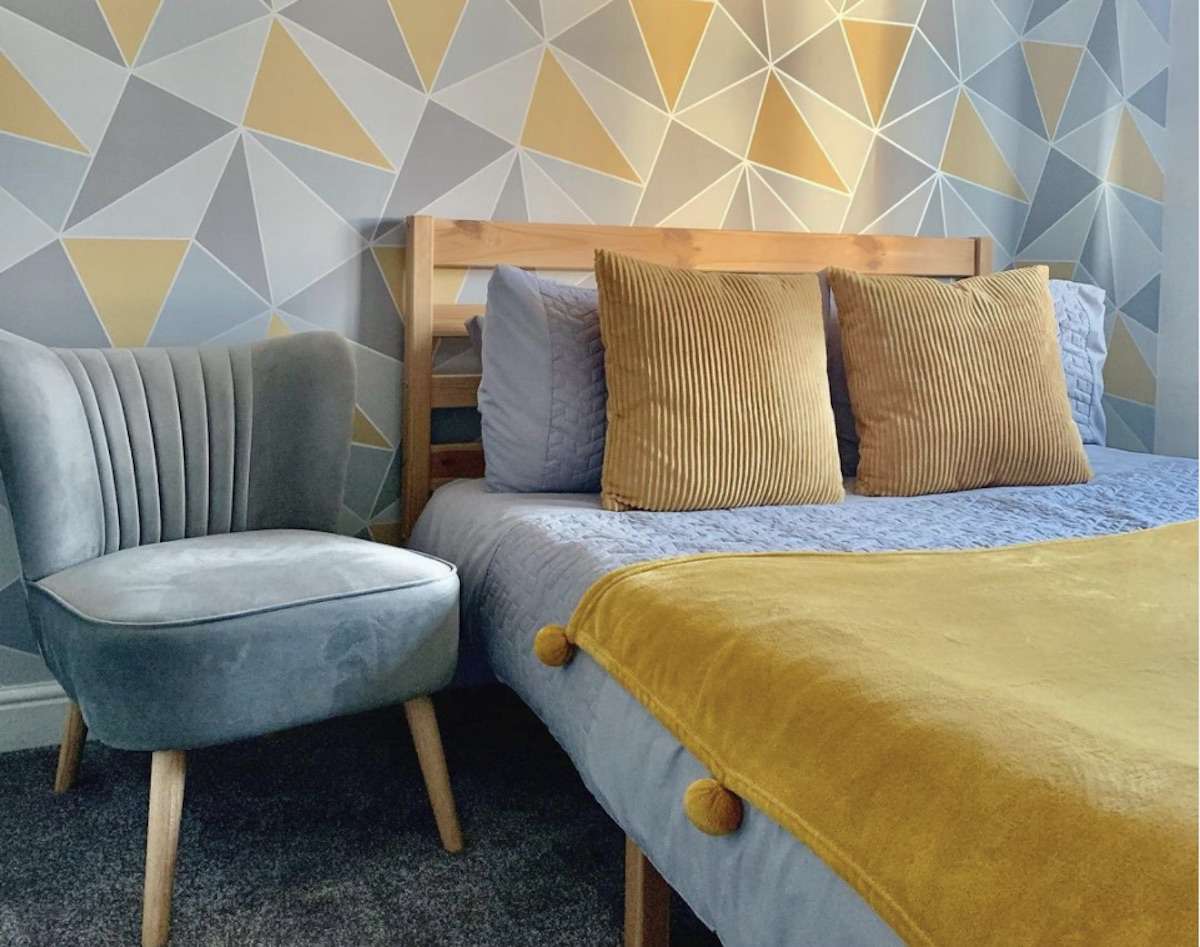 dormitorio moderno de mediados de siglo amarillo mostaza y gris