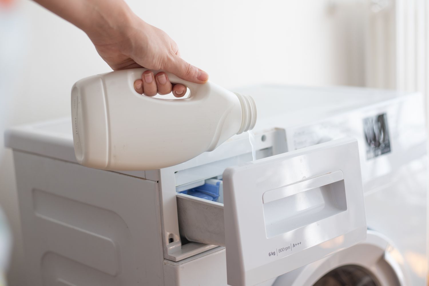 Waschmittel in den Waschmaschinenspender eingefüllt