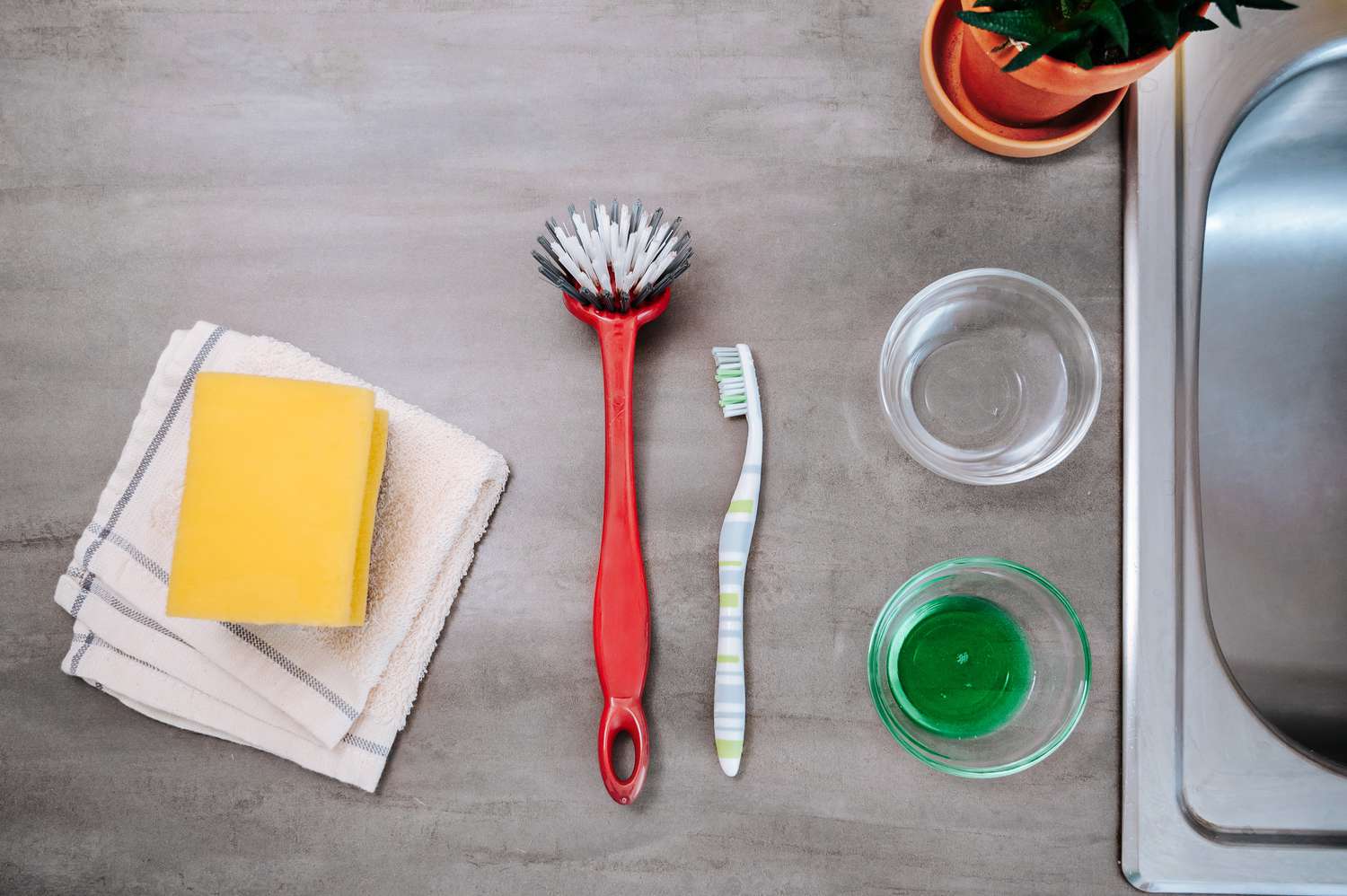 Matériel et outils pour nettoyer un filtre de lave-vaisselle