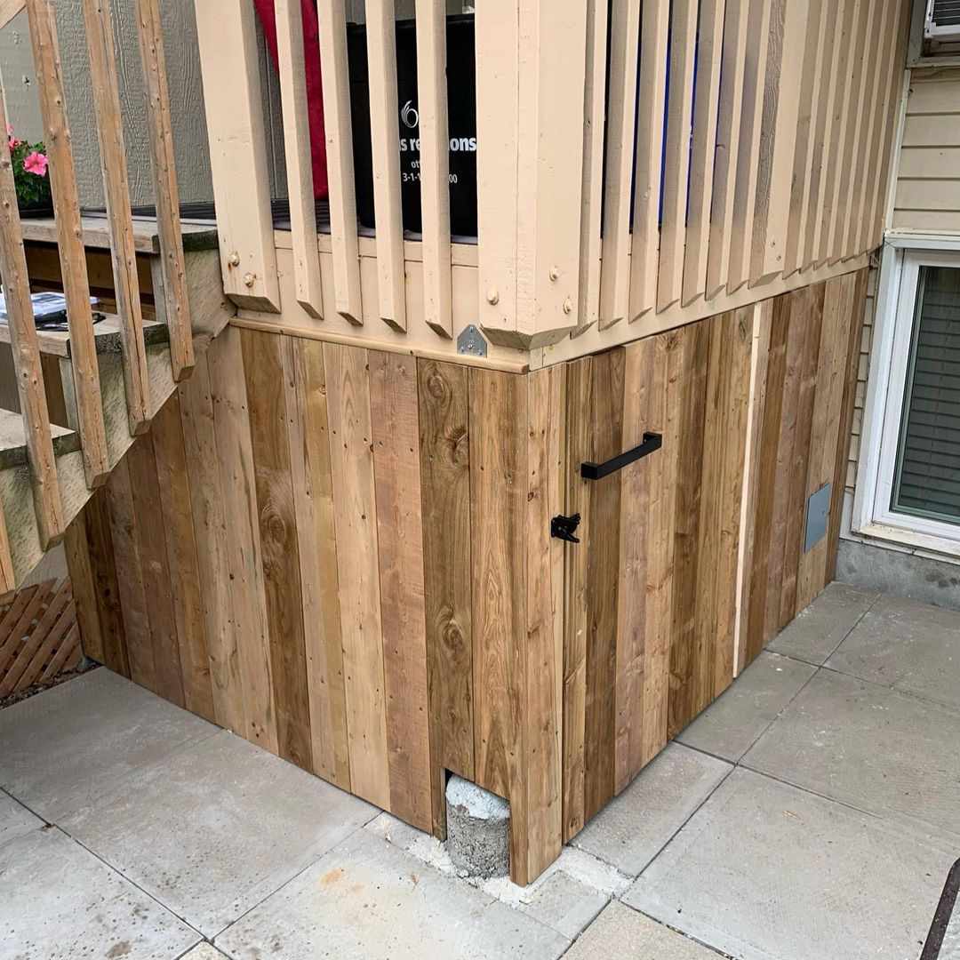 Uma porta sob um deck