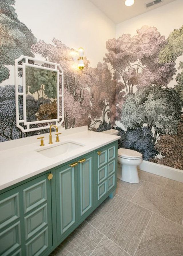 Baño con tocador verde y papel pintado mural