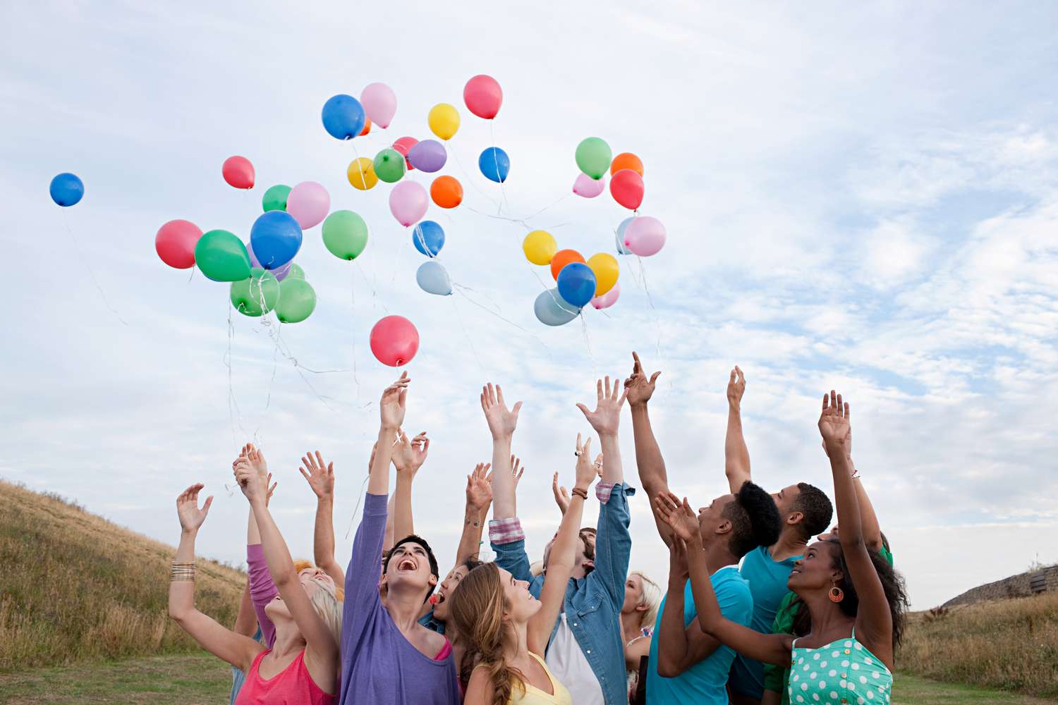 Eine Gruppe junger Leute, die Luftballons steigen lassen