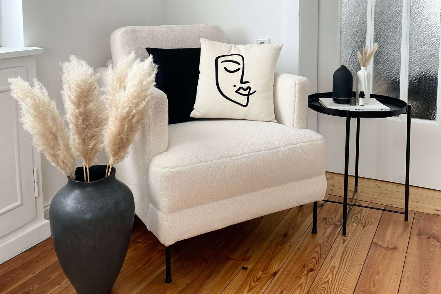 Uma cadeira boucl em uma sala de estar