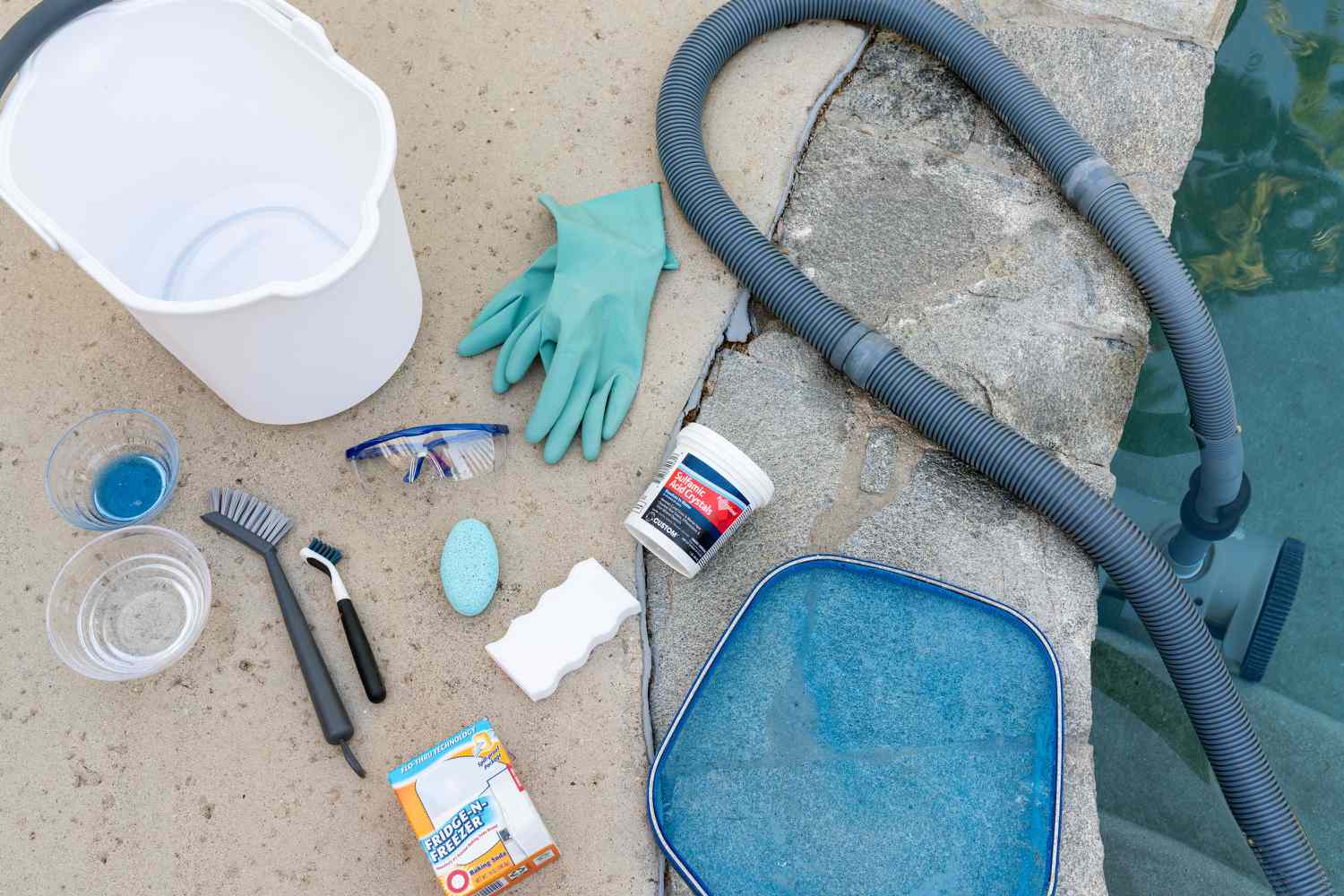 Materiais e ferramentas para limpar o azulejo da piscina na linha d'água