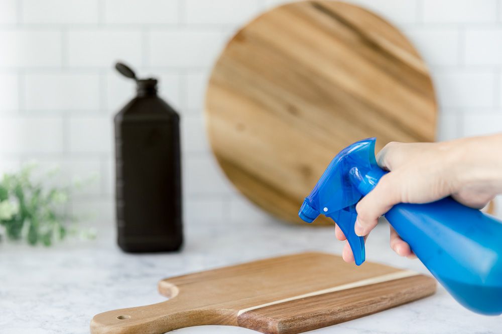 Schneidebretter mit Wasserstoffperoxidlösung besprühen, um Bakterien abzutöten