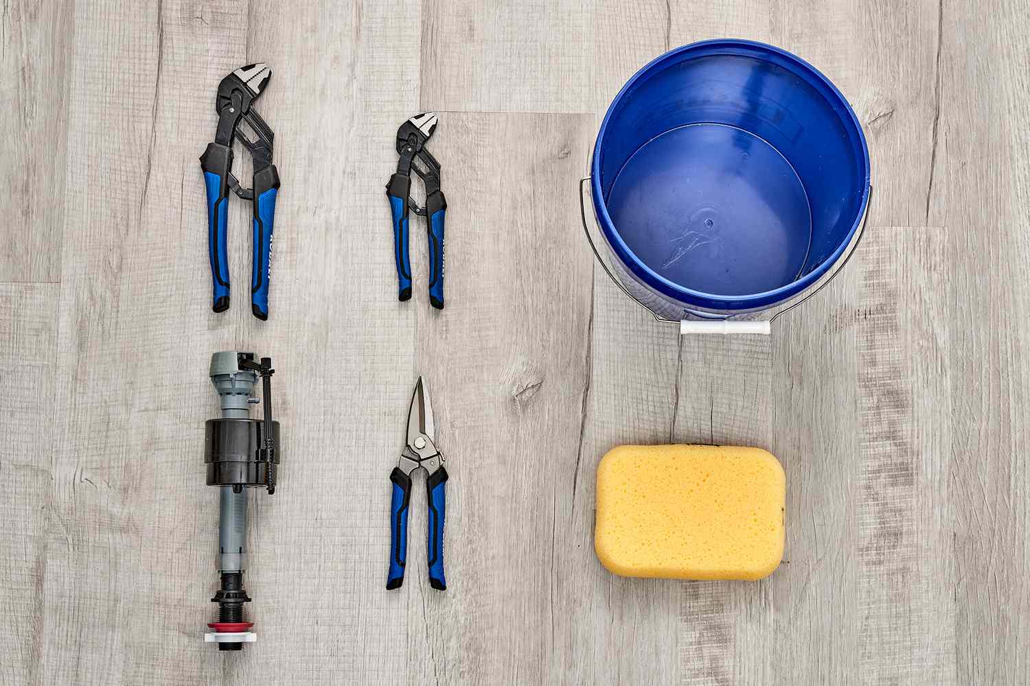 Werkzeuge und Materialien zum Austausch eines Toilettenfüllventils