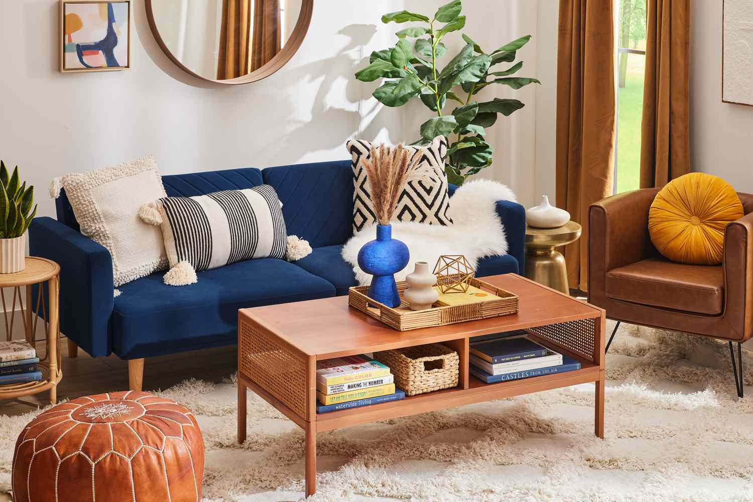 9 consejos para decorar alrededor de un sofá azul marino