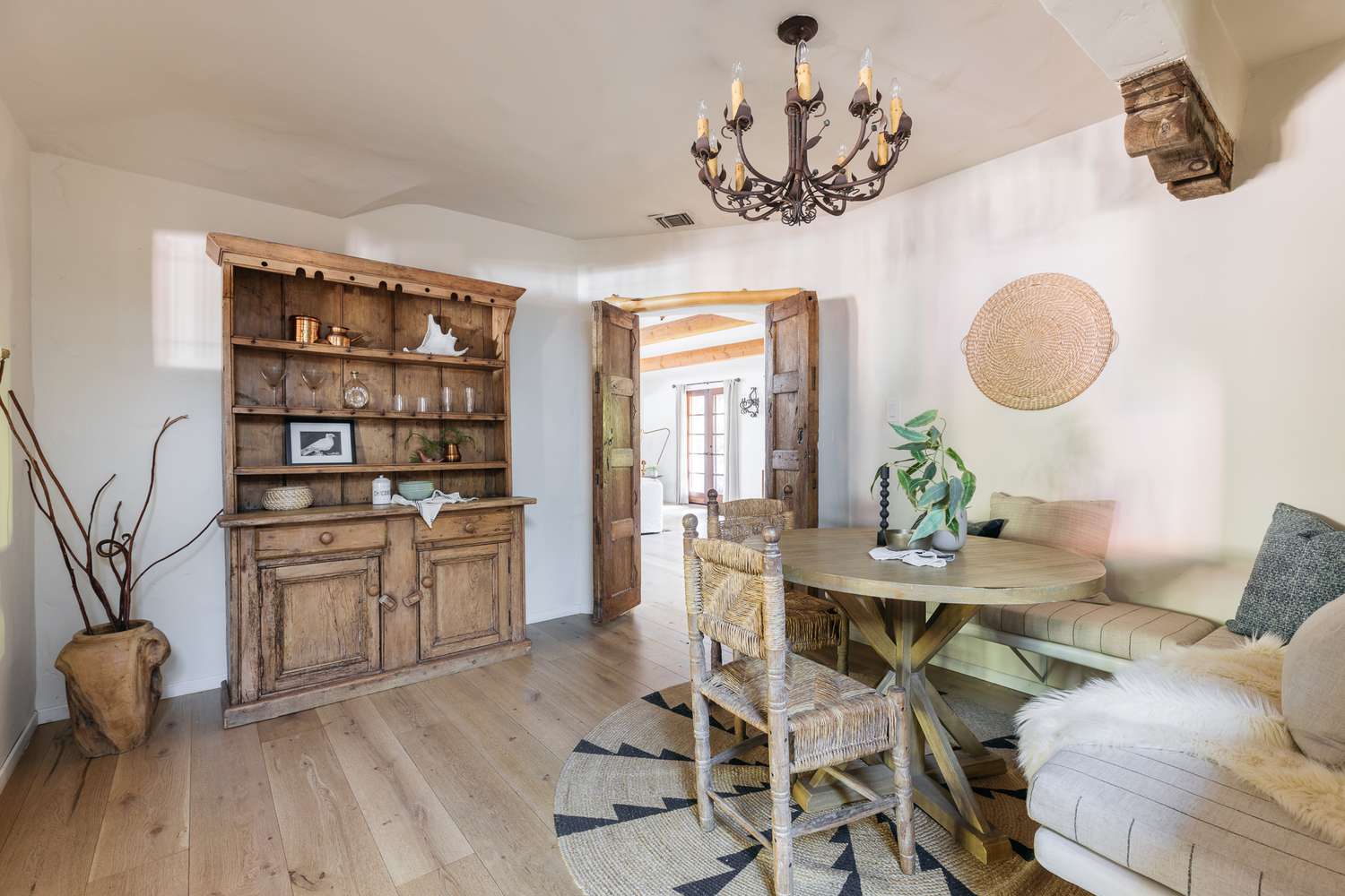 Salle à manger de style rustique avec un décor et des meubles en bois mélangés 