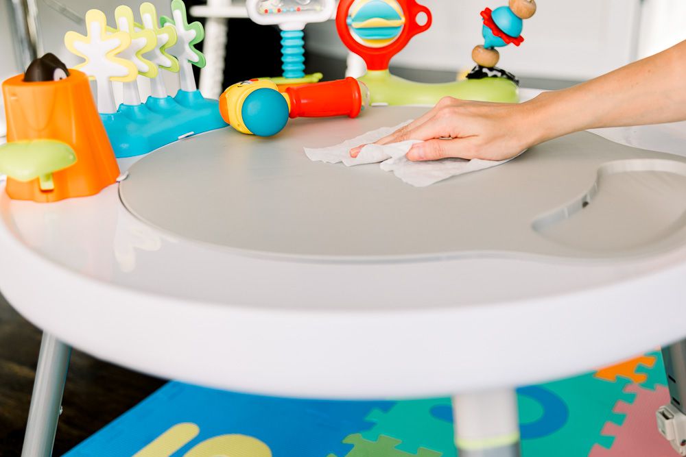 5 formas seguras de limpiar los juguetes y las superficies del bebé