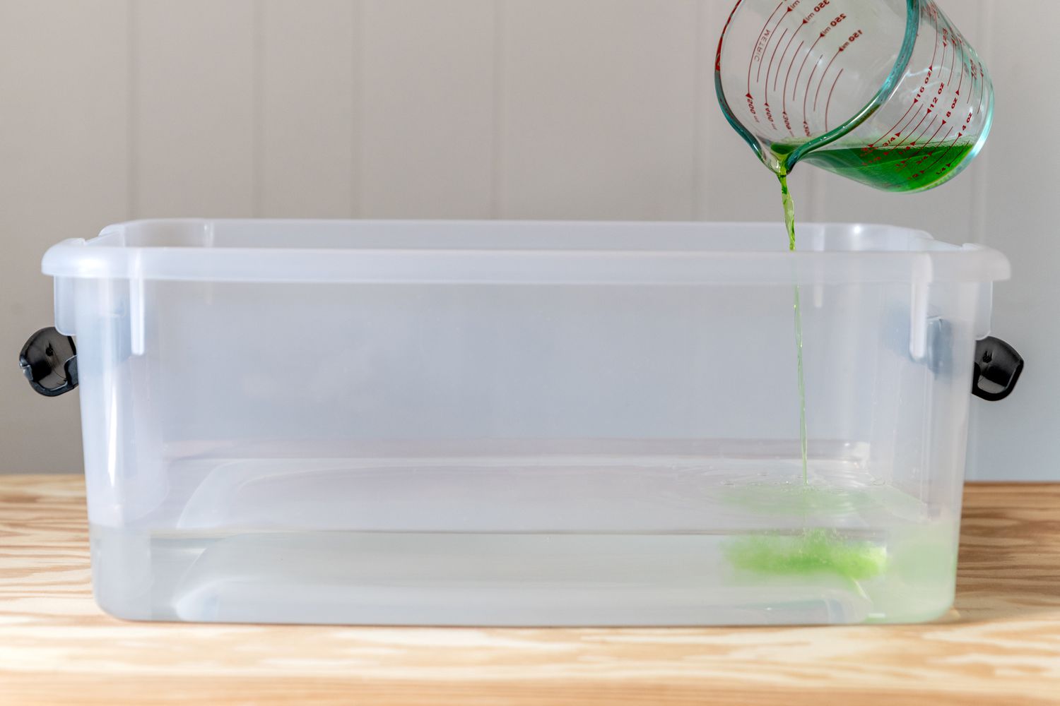 Simple Green Reinigungslösung mit Wasser in einen Plastikbehälter gegossen
