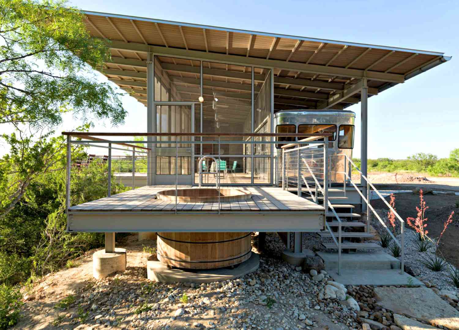 Holz-Whirlpool mit Terrasse