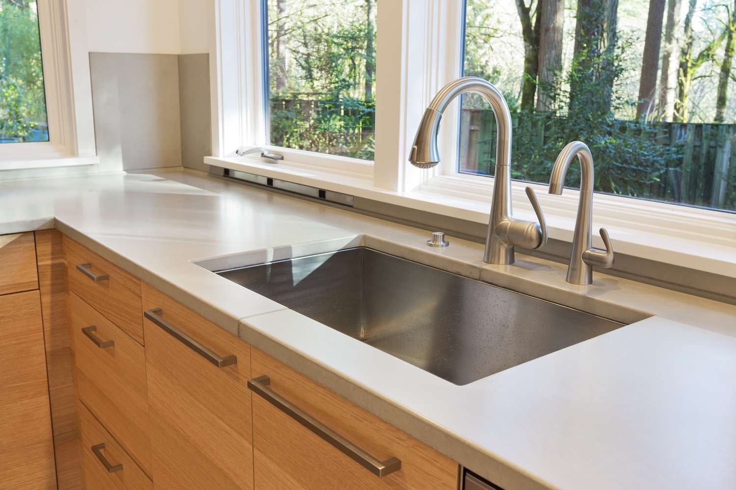 Undermount kitchen sink in a modern kitchen